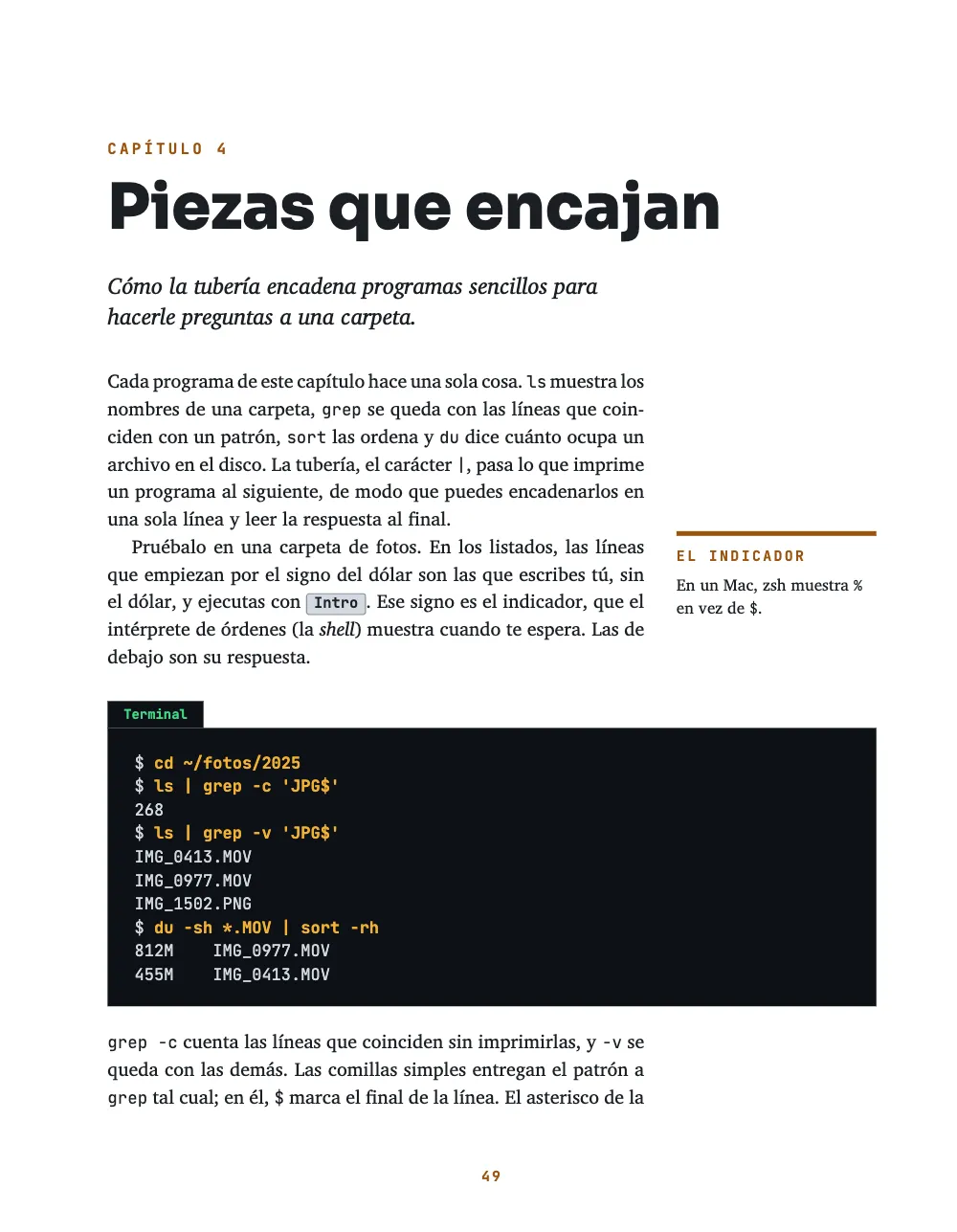Página de apertura 49: Piezas que encajan. La apertura del capítulo 4: un antetítulo pequeño en ámbar, CAPÍTULO 4; el título «Piezas que encajan» en una letra de palo seco muy gruesa; una entradilla en cursiva y dos párrafos justificados con los nombres de las órdenes en letra monoespaciada y una tecla Intro, junto a una nota al margen, El indicador, bajo un filete ámbar. Debajo, un recuadro casi negro con la pestaña Terminal va de la columna de texto al margen exterior: las órdenes que se teclean, en negrita ámbar tras el signo del dólar, y las respuestas del intérprete, en gris claro. El párrafo que sigue al recuadro empieza sin sangría.