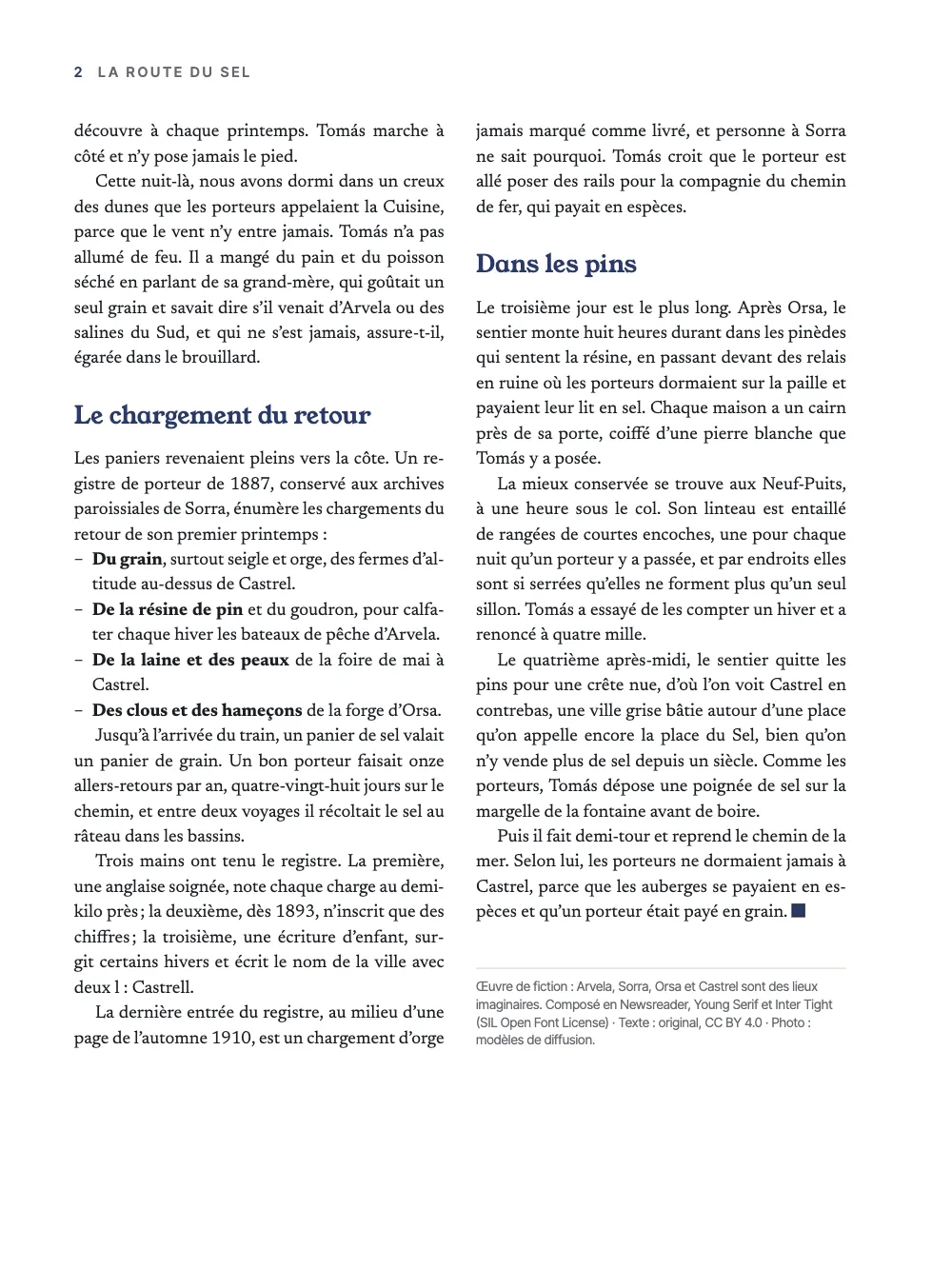 Page 2 : Le chargement du retour. Le verso qui suit : le folio 2 et LA ROUTE DU SEL en titre courant, deux colonnes justifiées avec les intertitres « Le chargement du retour » et « Dans les pins » en indigo, une liste à tirets aux mots d’attaque en gras (Du grain, De la résine de pin, De la laine et des peaux, Des clous et des hameçons), une marque de fin carrée après « un porteur était payé en grain » et le colophon sous un filet : « Œuvre de fiction : Arvela, Sorra, Orsa et Castrel sont des lieux imaginaires. »