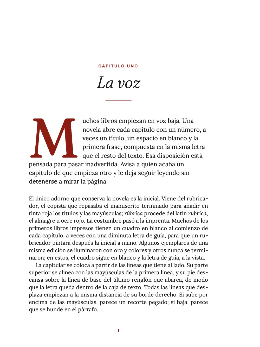 Página de apertura 1: La voz. Capítulo uno, «La voz»: un antetítulo rojo espaciado, un título en cursiva fina, un filete rojo corto y un primer párrafo cuya M capitular, roja y de cinco líneas, se alinea con las mayúsculas de la primera línea.