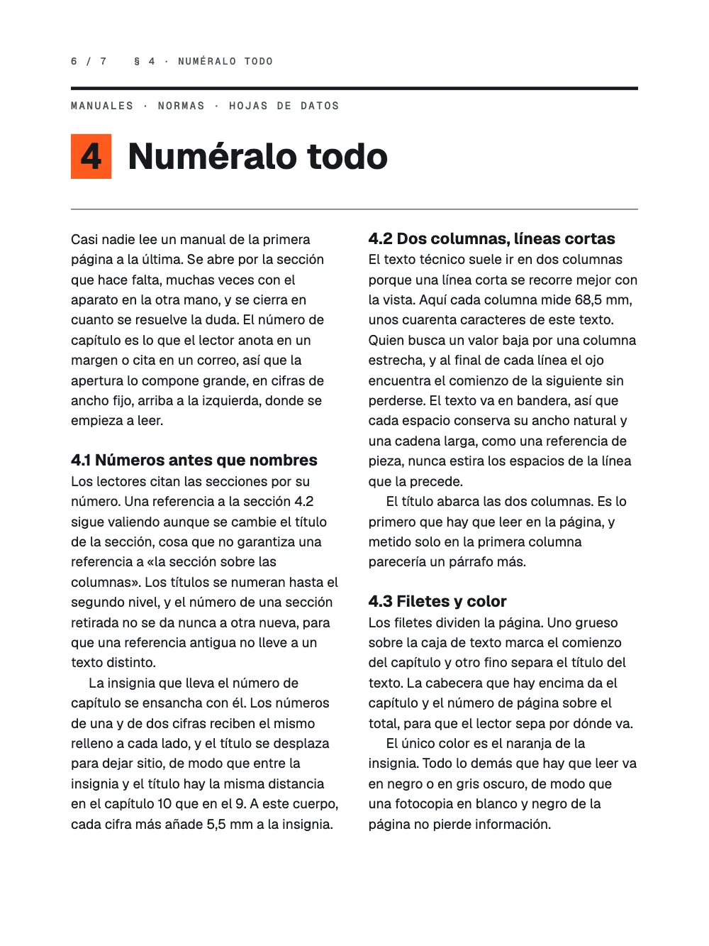 Página de apertura 6: Numéralo todo. Capítulo 4, «Numéralo todo»: cabeceras en monoespaciada, un filete grueso, una insignia naranja con el número junto a un título de palo seco en negrita y dos columnas en bandera con secciones numeradas.