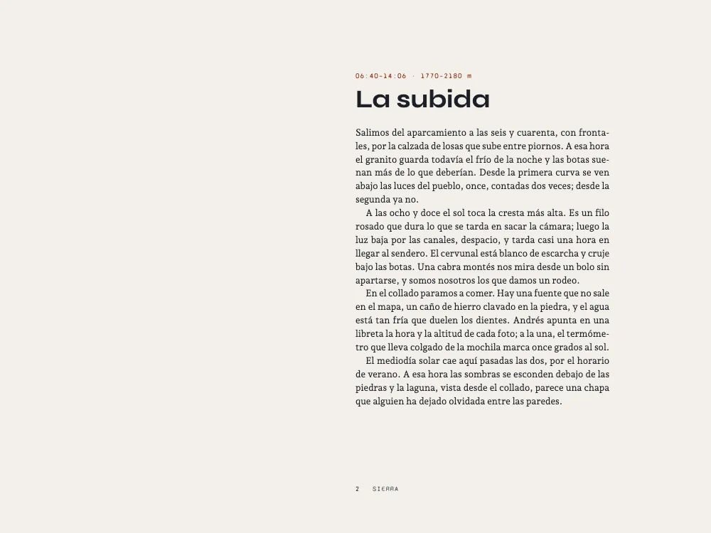 Página 2: La subida. Una página de texto sobre papel color piedra claro: las horas en una monoespaciada pequeña color óxido, el título La subida en una palo seco ancha y negra, cuatro párrafos justificados en una columna de 100 mm junto al lomo y el folio al pie.