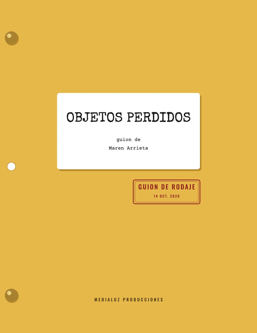 Página de apertura 1: Objetos perdidos. Una cubierta de cartulina mostaza con tres agujeros de taladro: dos encuadernadores de latón ocupan el de arriba y el de abajo, y el del centro queda vacío. Una etiqueta blanca lleva OBJETOS PERDIDOS en mayúsculas de máquina de escribir y, debajo, guion de Maren Arrieta; más abajo, un sello rojo oscuro de doble filete dice GUION DE RODAJE, 14 OCT. 2026, y al pie va Medialuz Producciones en mayúsculas espaciadas.